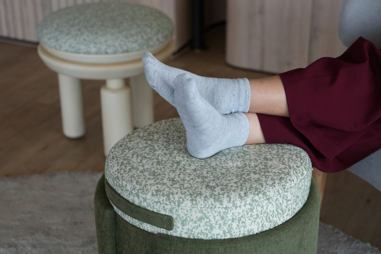 Đôn Amy nhỏ gọn để ngồi mang giày thuận tiện