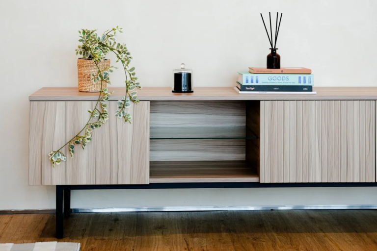 Một chiếc tủ thấp ở lối vào giúp giày dép có chỗ cất gọn, nhà luôn sạch sẽ