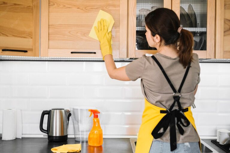 Vệ sinh định kỳ giúp ghế ăn và khu bếp luôn sạch sẽ, bền đẹp